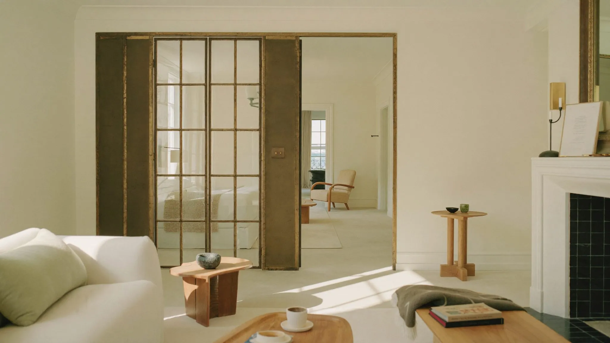 Séjour lumineux avec verrière d'atelier et table basse en chêne